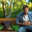Homme ayant des douleurs au ventre, assis sur un banc - l'Emi-Sphère Bien être - Méthode LEAA®